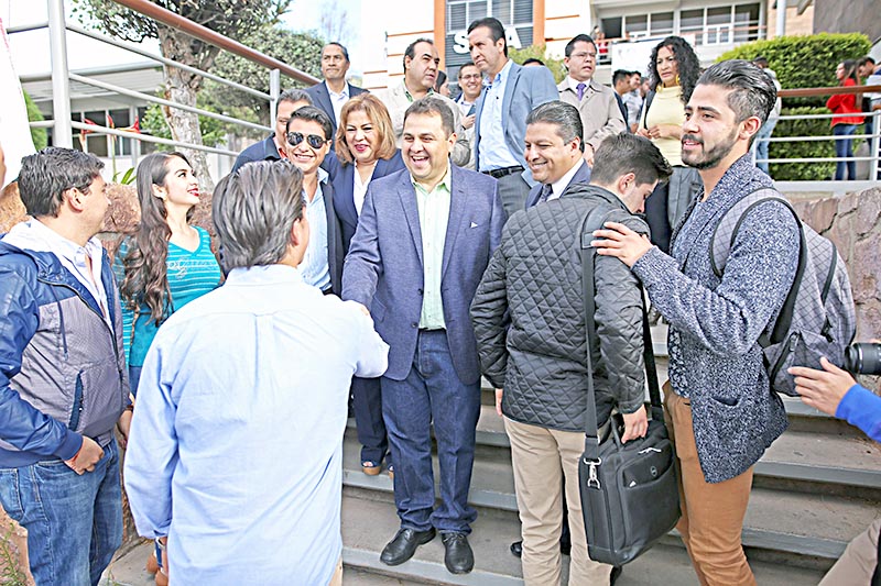 El candidato a rector acudió a la Facultad de Contaduría y Administración, donde convivió con estudiantes y escuchó algunas de sus inquietudes ■ FOTO: ANDRÉS SÁNCHEZ