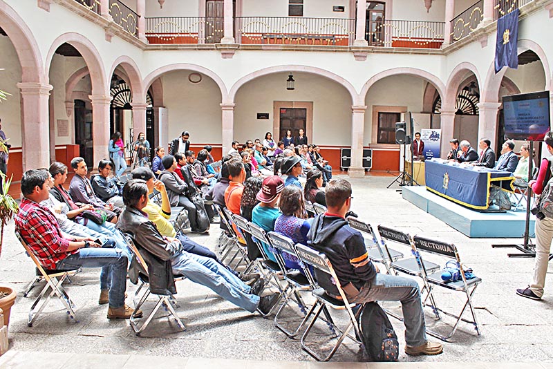 El acto protocolario se llevó a cabo en el patio de Rectoría de la Universidad ■ FOTO: LA JORNADA ZACATECAS