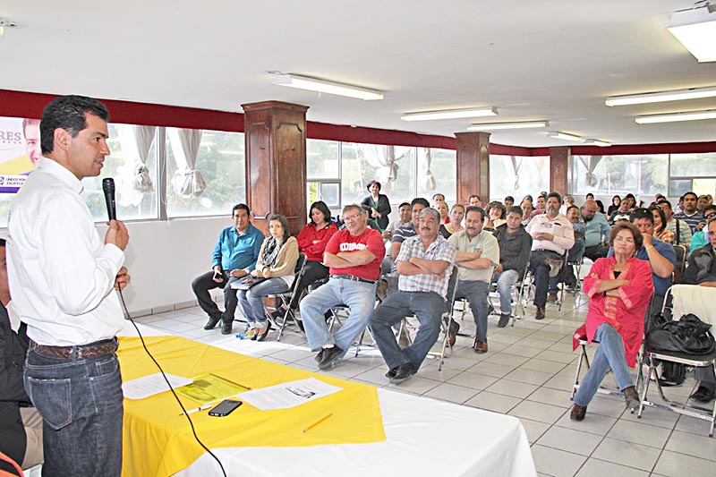 Rafael Flores Mendoza se reunió este viernes con maestros de la entidad, a quienes dijo que en su gobierno no habrá docentes cesados ■ foto: la jornada zacatecas
