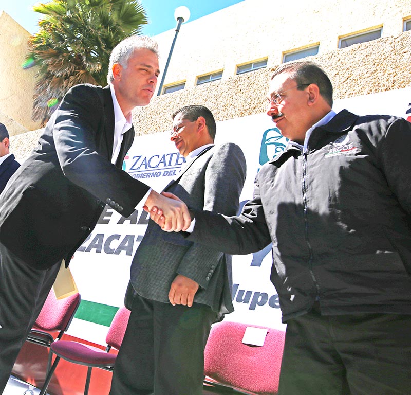 Manuel Zertuche Romero (izquierda), delegado del Seguro Social, saluda al delegado de la Segob, Miguel Rivera ■ FOTO: ANDRÉS SÁNCHEZ