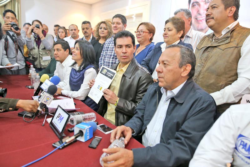 Durante un mensaje a la población, Rafael Flores Mendoza estuvo acompañado por sectores del PAN y del PRD ■ FOTO: ANDRÉS SÁNCHEZ