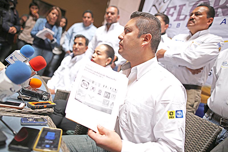 El coordinador de la bancada perredista en el Congreso de Zacatecas, Iván de Santiago Beltrán, ofreció una conferencia de prensa ■ FOTO: ANDRÉS SÁNCHEZ