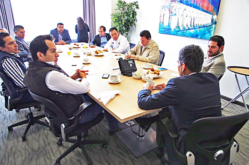 Alejandro Tello y Adolfo Bonilla estuvieron intercambiando conceptos con líderes empresariales ■ FOTO: LA JORNADA ZACATECAS