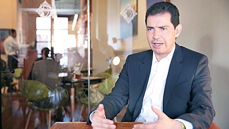 Rafael Flores Mendoza, aspirante de la alianza PAN-PRD, en entrevista para La Jornada Zacatecas ■ FOTOS: MIGUEL ÁNGEL NÚÑEZ