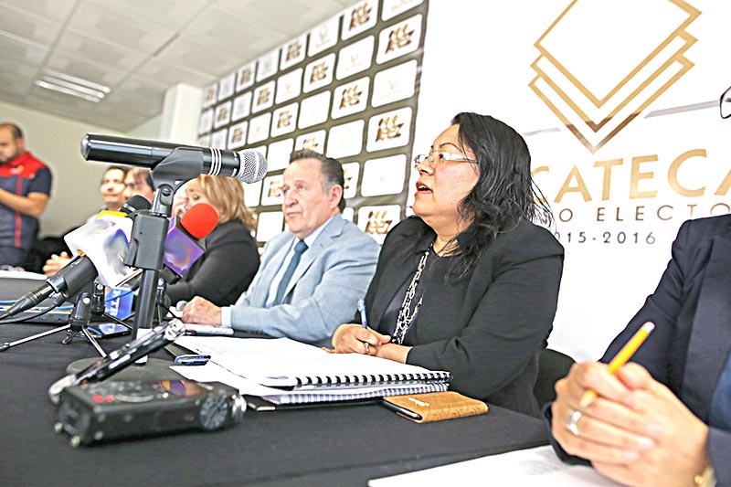 María del Refugio García (en uso de la voz) y Virgilio Rivera ofrecieron una conferencia de prensa ■ FOTO: ANDRÉS SÁNCHEZ