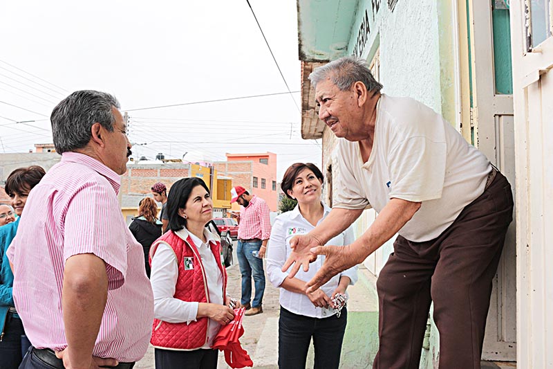Las candidatas de la alianza Zacatecas Primero a la alcaldía y a la diputación local reciben muestras de apoyo de vecinos ■ FOTO: LA JORNADA ZACATECAS