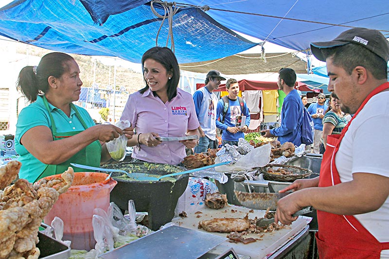 Lupita Medina escuchó las necesidades e inquietudes de los comerciantes locales ■ FOTO: LA JORNADA ZACATECAS