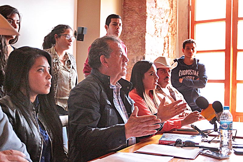 El docente Miguel Ángel Aguilar encabezó la rueda de prensa de la Coordinadora de Estudiantes Becarios de la Universidad Autónoma de Zacatecas ■ FOTO: ERNESTO MORENO