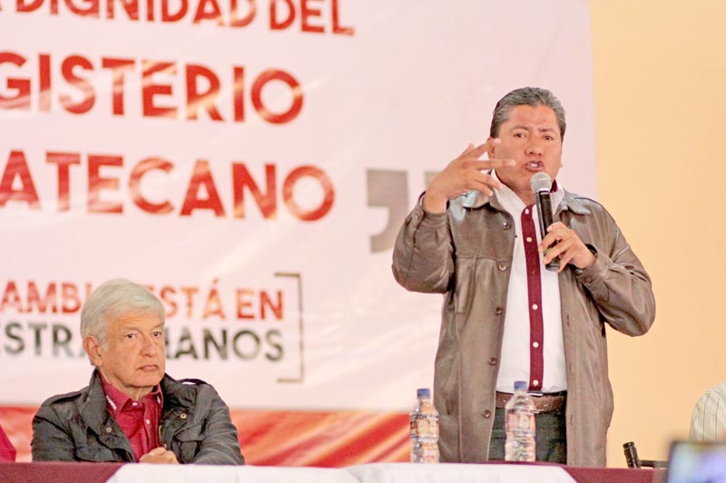López Obrador y Monreal Ávila sostuvieron un diálogo con profesores de la entidad ■ foto: ernesto moreno