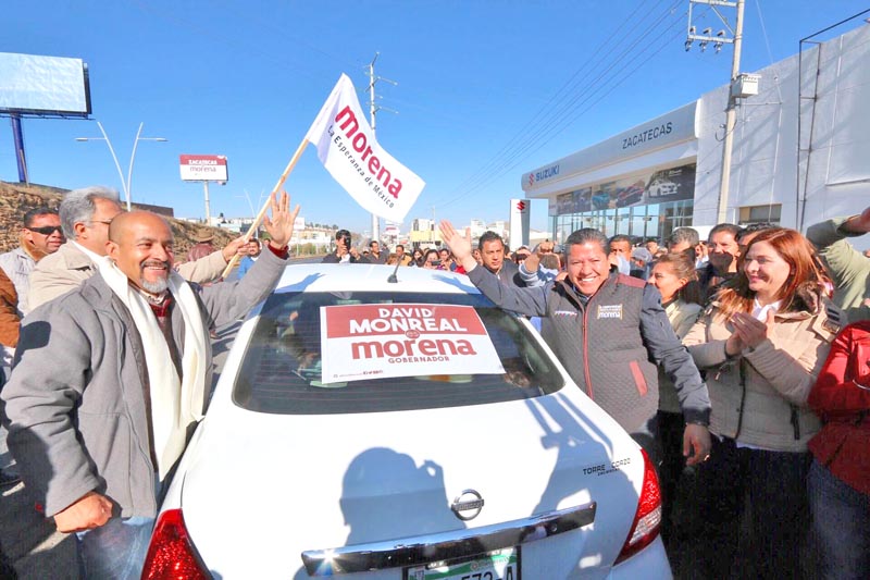 David Monreal y el dirigente de Morena en la entidad dieron el banderazo de arranque a los candidatos de este instituto político ■ FOTO: LA JORNADA ZACATECAS
