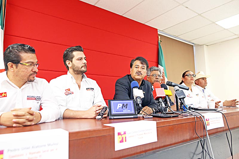 Alfredo Femat Bañuelos, dirigente estatal del PT, en uso de la voz ■ FOTO: andrés sánchez