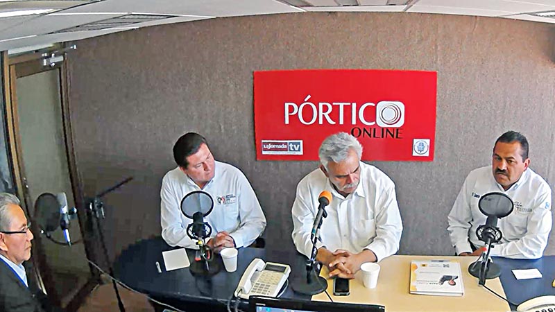 Juan Gómez dialogó con Adolfo Bonilla, Luis Medina e Ignacio Frayre ■ FOTO: MIGUEL ÁNGEL NÚÑEZ