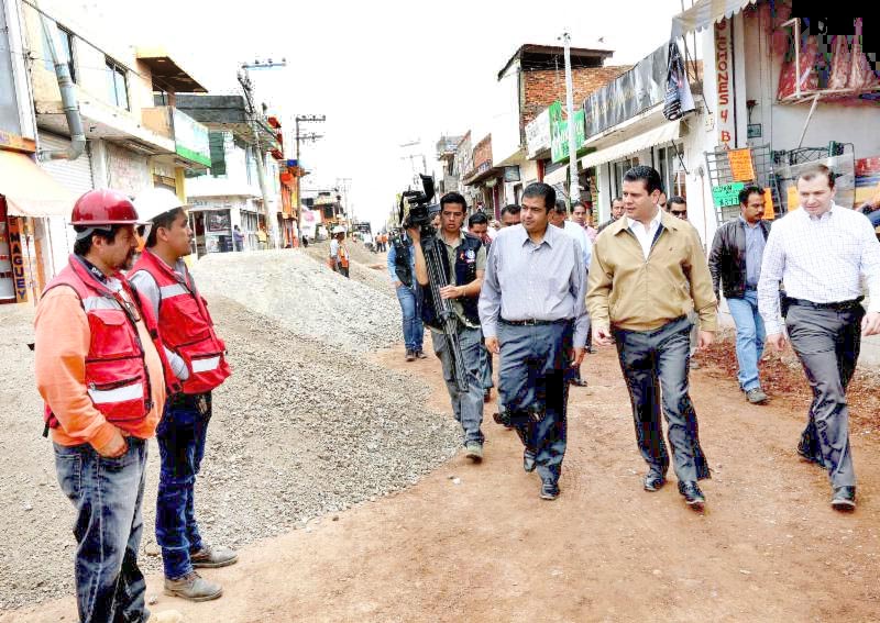 Este viernes el gobernador visitó el municipio de Guadalupe, donde constató los avances en regeneración de calles e imagen urbana ■ foto: la jornada zacatecas
