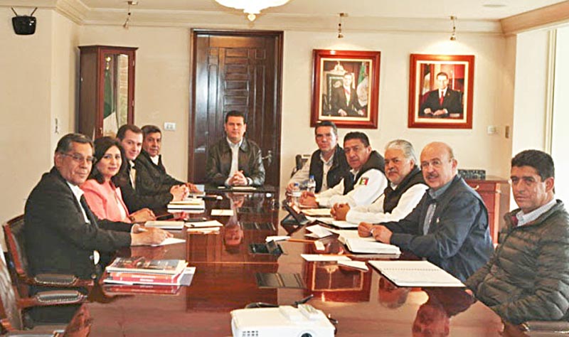 El gobernador se reunió con varios integrantes de su gabinete y funcionarios federales ■ foto: la jornada zacatecas