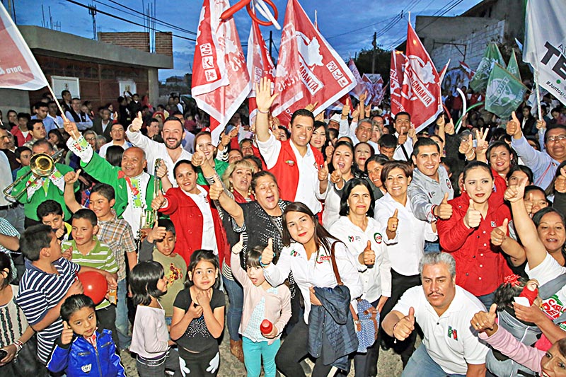 El candidato de la alianza del PRI- PVEM-Panal se reunió con simpatizantes en la colonia Lázaro Cárdenas ■ FOTO: LA JORNADA ZACATECAS