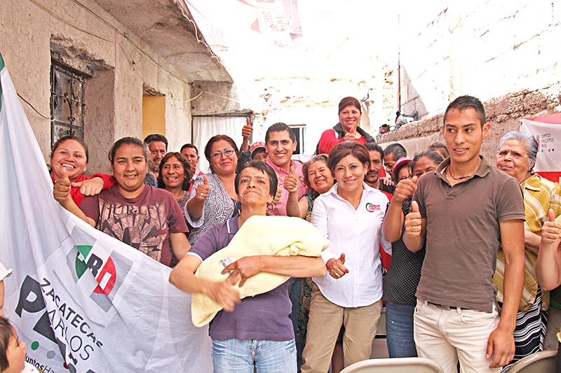 Lucía Alonso, Carlos Peña y Judit Guerrero visitan colonias y el centro de la capital ■ FOTO: LA JORNADA ZACATECAS