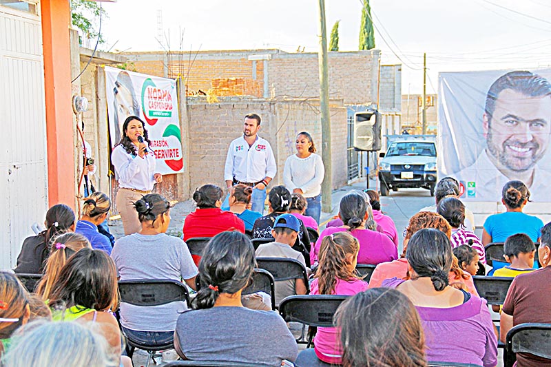 Los asentamientos Lomas de Plateros, Plutarco Elías y Estación San José recibieron a la abanderada ■ FOTO: LA JORNADA ZACATECAS