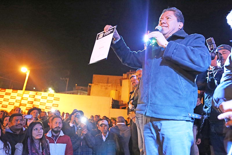 En los primeros segundos del 3 de abril, David Monreal comenzó su campaña en el municipio de Guadalupe. En la imagen muestra su registro como candidato a gobernador ante el IEEZ ■ FOTO: ANDRÉS SÁNCHEZ