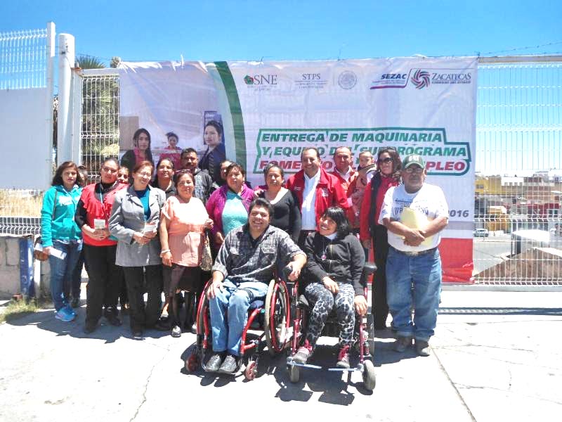 Este viernes, el titular del SNE Zacatecas encabezó la entrega de proyectos productivos en municipios como Valparaíso, Mazapil, Pinos, entre otros ■ FOTO: LA JORNADA ZACATECAS