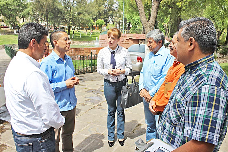 El alcalde Alfredo Salazar y funcionarios de San Luis Potosí, en el parque Enrique Estrada ■ FOTO: LA JORNADA ZACATECAS