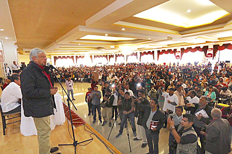 Imagen del evento donde Andrés Manuel López Obrador suscribió el acuerdo con docentes zacatecanos ■ FOTO: LA JORNADA ZACATECAS