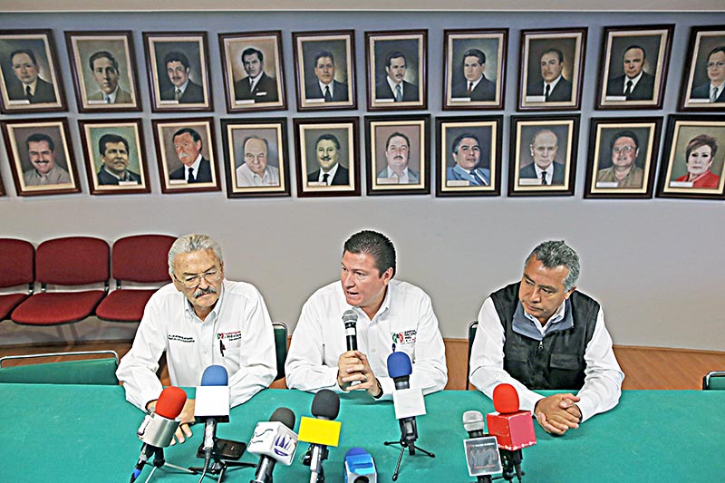 Adolfo Bonilla (centro), dirigente estatal del PRI, en conferencia de prensa ■ foto: andrés sánchez