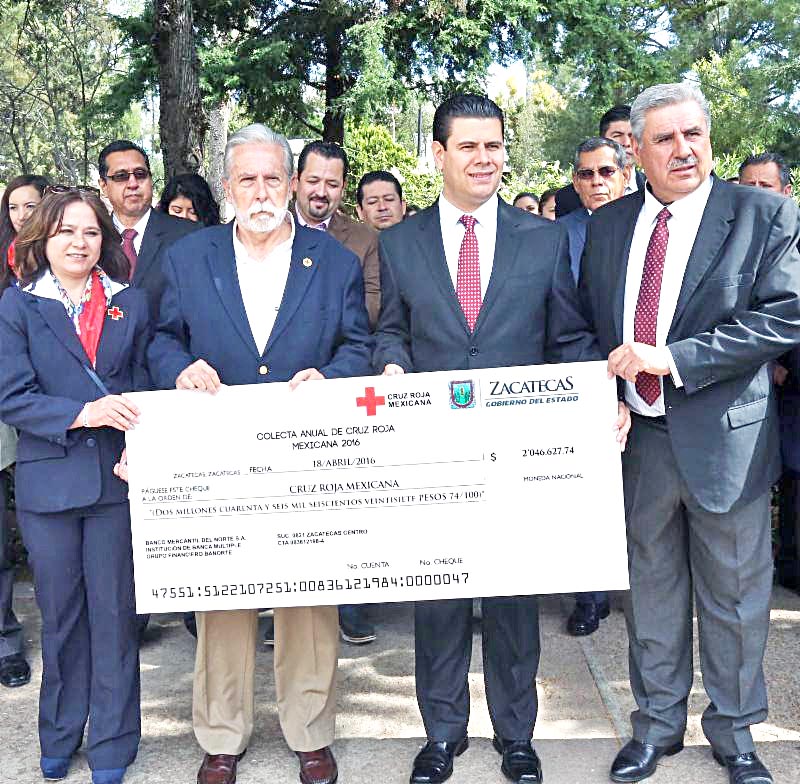 Aspecto de la entrega por parte del jefe del Ejecutivo y autoridades educativas a la Cruz Roja Mexicana ■ fotos: la jornada zacatecas