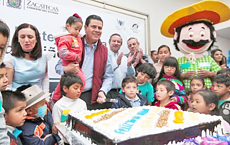 Como parte de las celebraciones del Día del Niño, el gobernador Miguel Alonso Reyes convivió con pequeños que reciben atención médica en el Hospital General Luz González Cosío ■ FOTO: LA JORNADA ZACATECAS