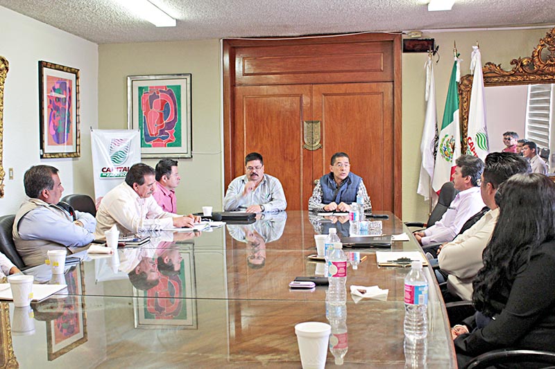 Reunión entre autoridades municipales y estatales ■ FOTO: LA JORNADA ZACATECAS