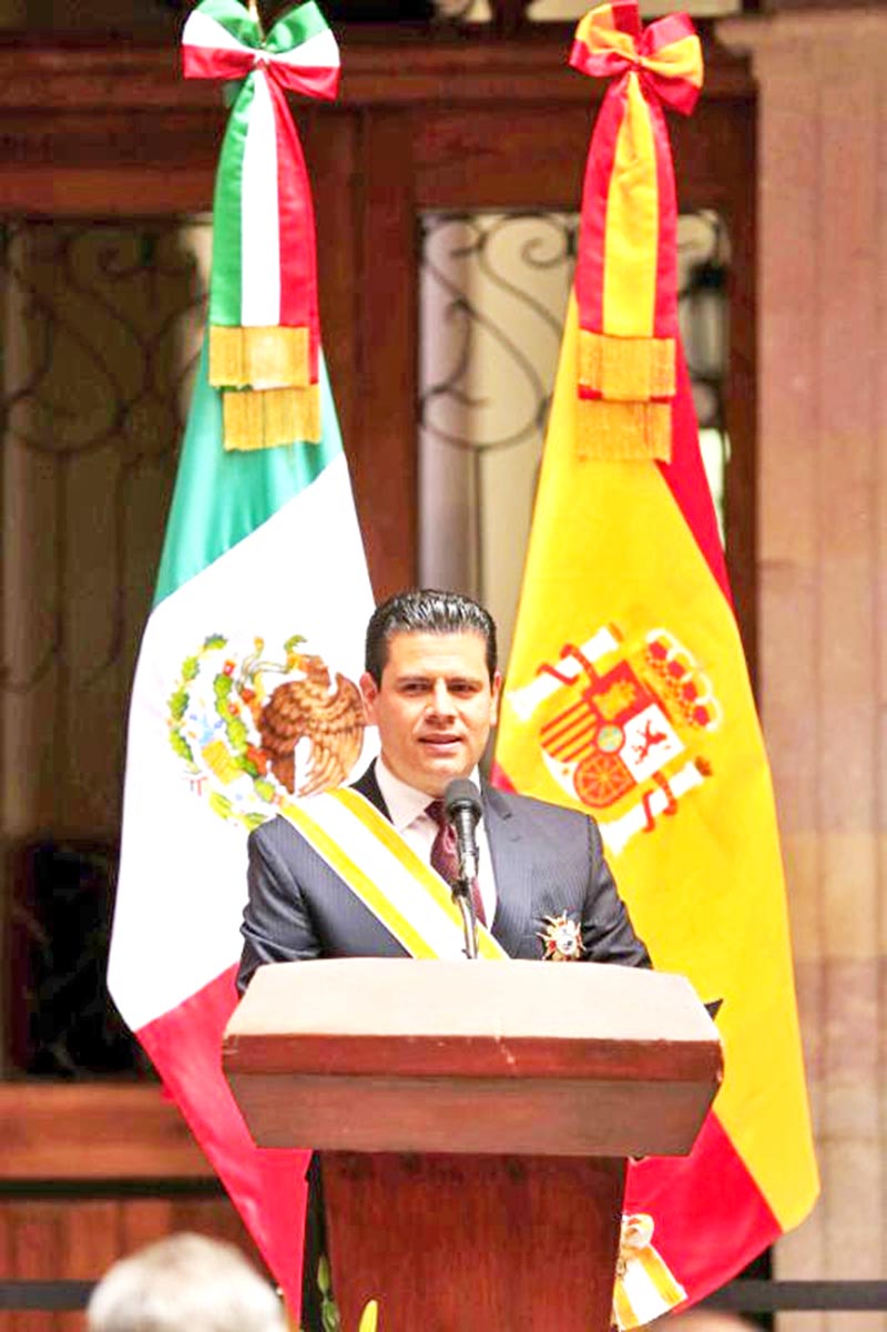 El mandatario estatal durante su discurso luego de haberle sido entregada la distinción por el embajador de España en México ■ FOTO: LA JORNADA ZACATECAS