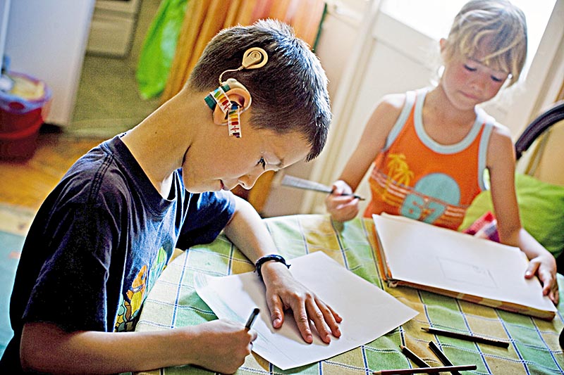 El estudio fue publicado por Inegi con motivo del Día del Niño, que será celebrado el próximo día 30. Imagen de la utilización de aparatos auxiliares para problemas auditivos ■ FOTO: LA JORNADA ZACATECAS