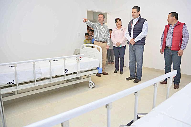 El mandatario y funcionarios visitaron el Centro de Salud en la comunidad San José de Castellano ■ FOTO: LA JORNADA ZACATECAS