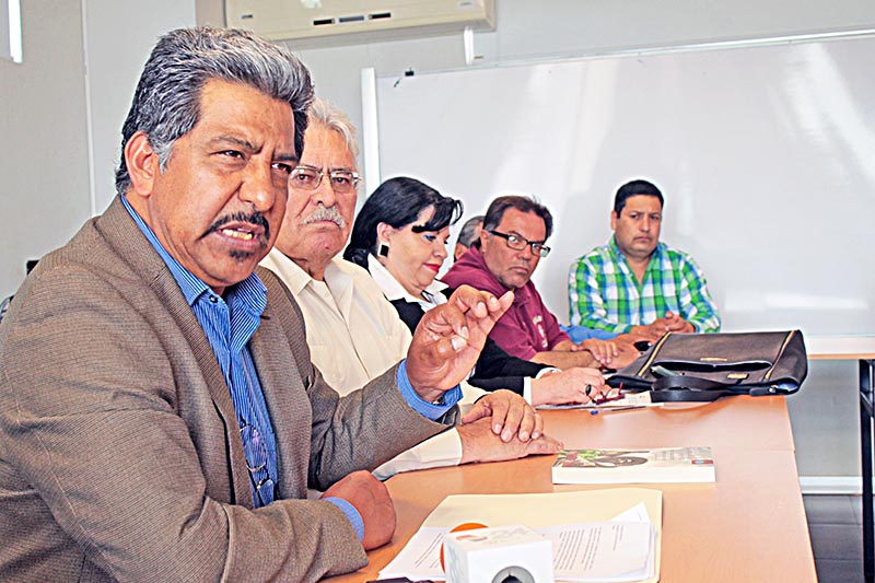 El académico Moctezuma Longoria durante la conferencia de prensa ■ foto: rafael de santiago