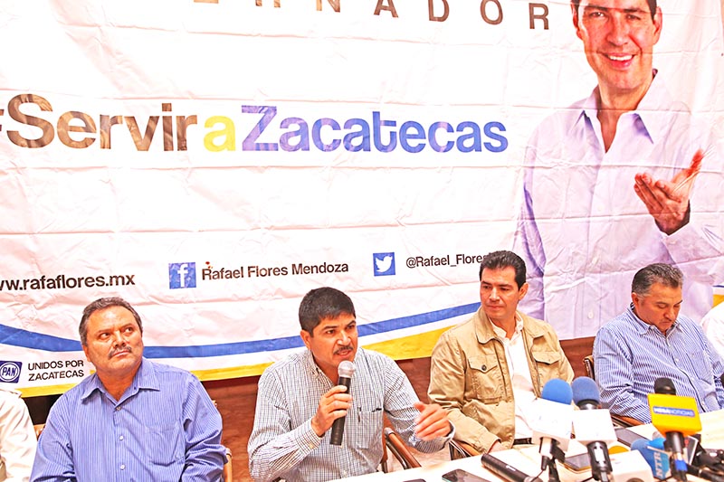 Rafael Flores dio la bienvenida a los nuevos integrantes de la coalición PAN-PRD ■ FOTO: ANDRÉS SÁNCHEZ