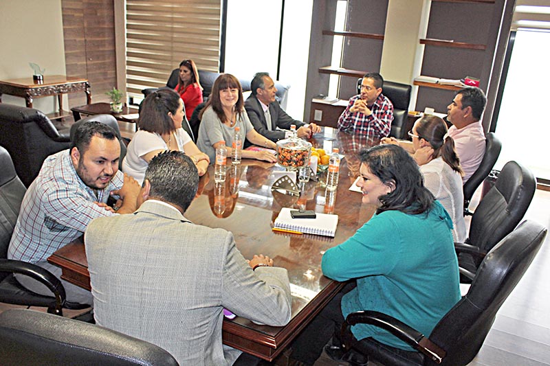 Reunión entre autoridades del municipio y los catedráticos de la UNLP ■ FOTO: LA JORNADA ZACATECAS