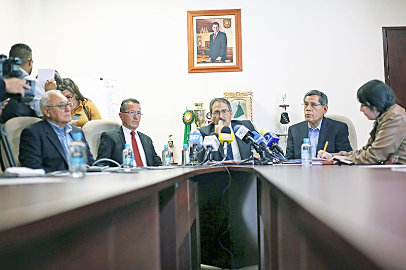 Jesús Pinto (en uso de la voz) presentó a Marco Antonio Vargas (segundo de izquierda a derecha) a los medios de comunicación ■ FOTO: ANDRÉS SÁNCHEZ
