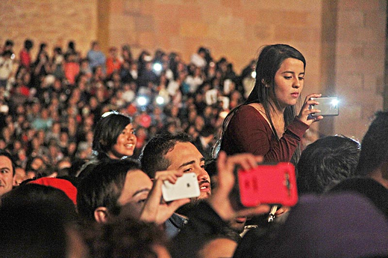 Es posible que afectaciones al inmueble se hayan causado durante el concierto del cantante Maluma, señalan autoridades. Imagen del público durante el concierto ■ FOTO: ANDRÉS SÁNCHEZ