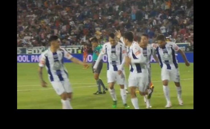 Jugadores del Pachuca celebran el gol de Rodolfo Pizarro al minuto 49 ante Chivas. Imagen tomada de la cuenta de Twitter @Tuzos