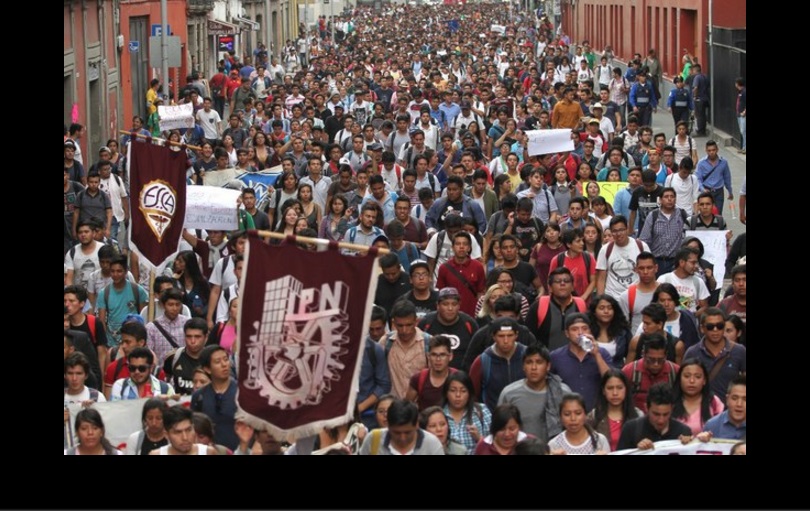 Marcha de estudiantes del IPN a la SEP. Foto Marco Peláez