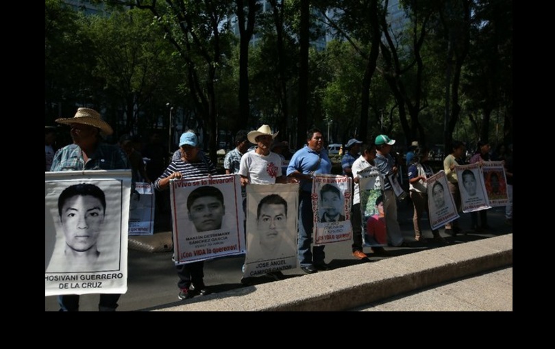 Padres de los normalistas de Ayotzinapa protestan afuera de la PGR, el 20 de mayo de 2016. Foto Alfredo Domínguez