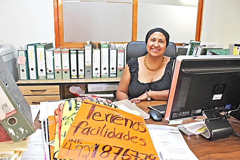 Paula Verónica Cervantes, titular de la Unidad de Asentamientos, exhortó a la población a no se dejarse engañar por falsos vendedores ■ FOTO: LA JORNADA ZACATECAS