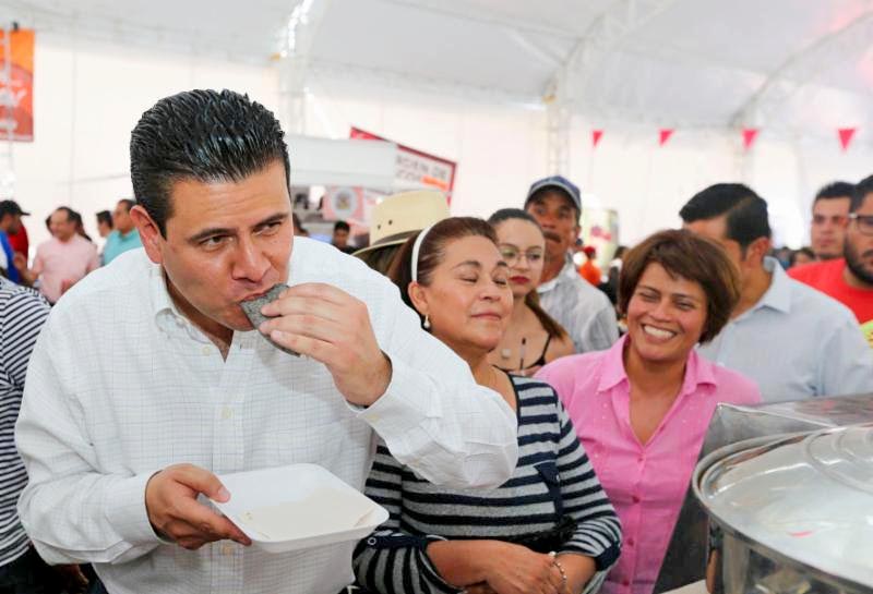 Luego del corte inaugural, el gobernador Miguel Alonso Reyes recorrió los stands participantes, donde saludó a los cocineros y comensales ■ fotos: la jornada zacatecas