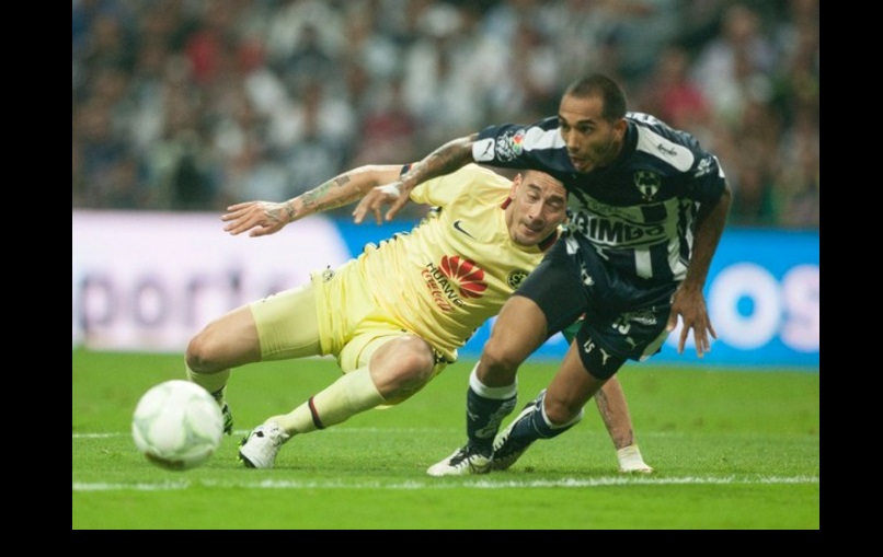Edgar Castillo del Monterrey disputa el esférico con Rubens Sambueza. Foto Afp