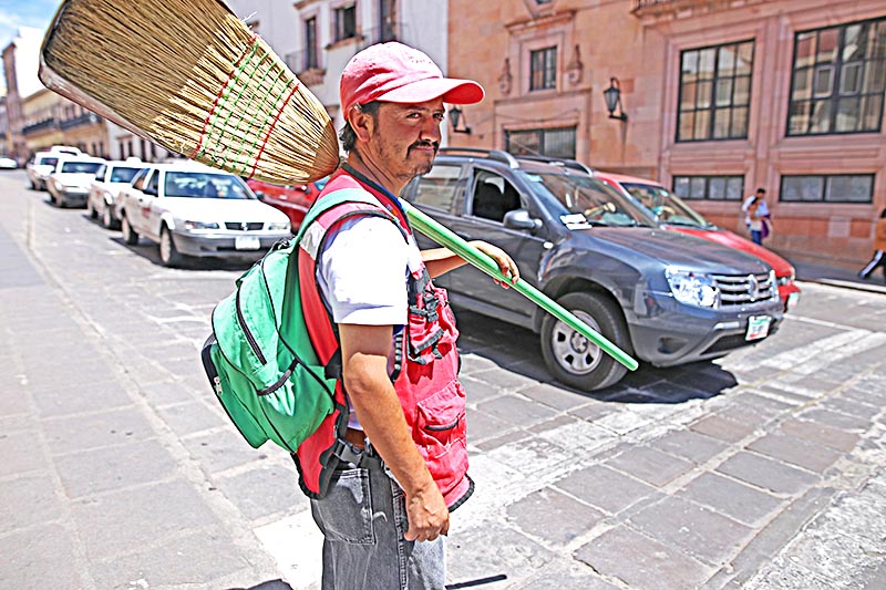 Digno de reconocimiento el esfuerzo de los empleados del ayuntamiento por mantener limpia la ciudad de Zacatecas ■ FOTO: ANDRÉS SÁNCHEZ