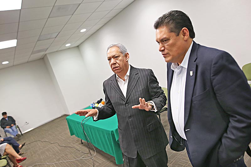 Conferencia de prensa realizada por el secretario de Finanzas, Guillermo Huizar Carranza (a la izquierda) ■ foto: andrés sánchez