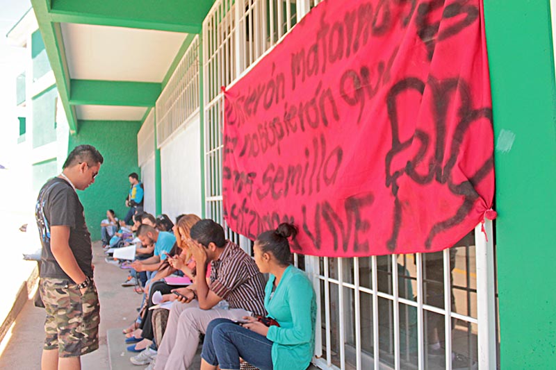 Desde las primeras horas de este miércoles los alumnos iniciaron el plantón en la Seduzac ■ foto: rafael de santiago