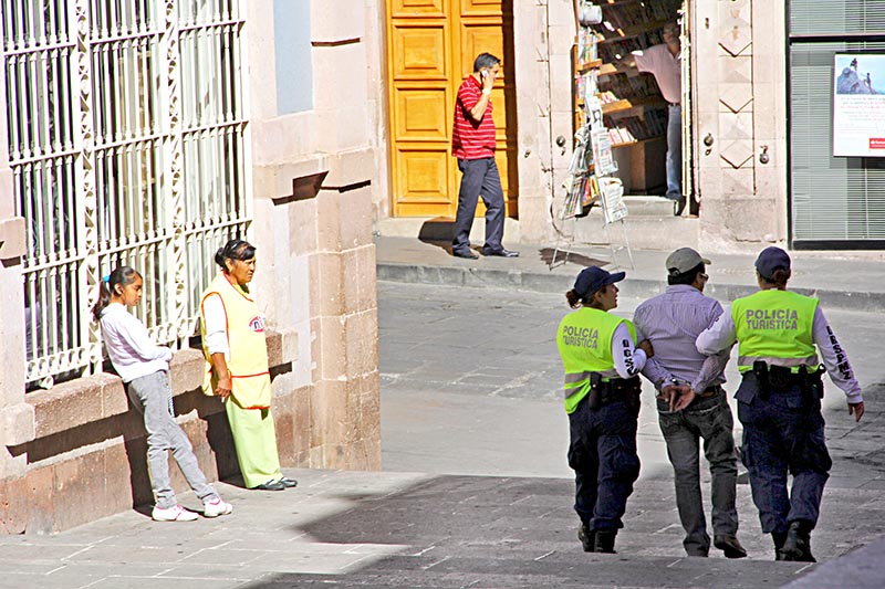 Agentes a pie, en bicicleta y en patrullas resguardan el Centro Histórico, donde también suceden robos a transeúnte ■ FOTO: LA JORNADA ZACATECAS