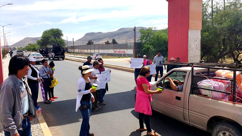 Ante la falta de recursos económicos, los empleados del municipio se ven obligados a pedir una cooperación a los automovilistas ■ FOTO: RAFAEL DE SANTIAGO