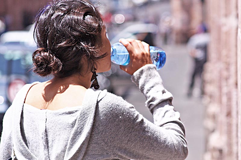Hidratarse debidamente es una de las medidas de prevención para evitar tener problemas con el calor de la temporada ■ FOTO: LA JORNADA ZACATECAS