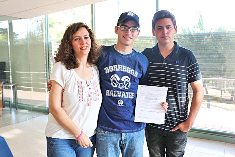 Juan Carlos Vázquez Álvarez (al centro), uno de los estudiantes beneficiados ■ FOTO: PÁGINA OFICIAL TEC DE MONTERREY